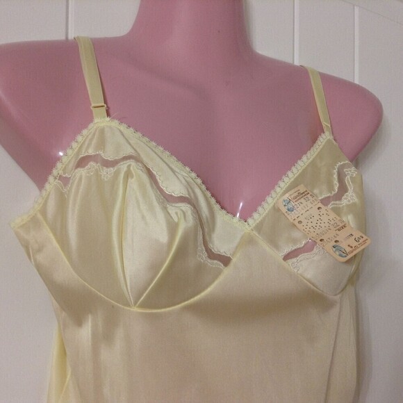 Vintage Vassarette Full Slip Women's 32 Yellow Made in USA NOS - Picture 2 of 6